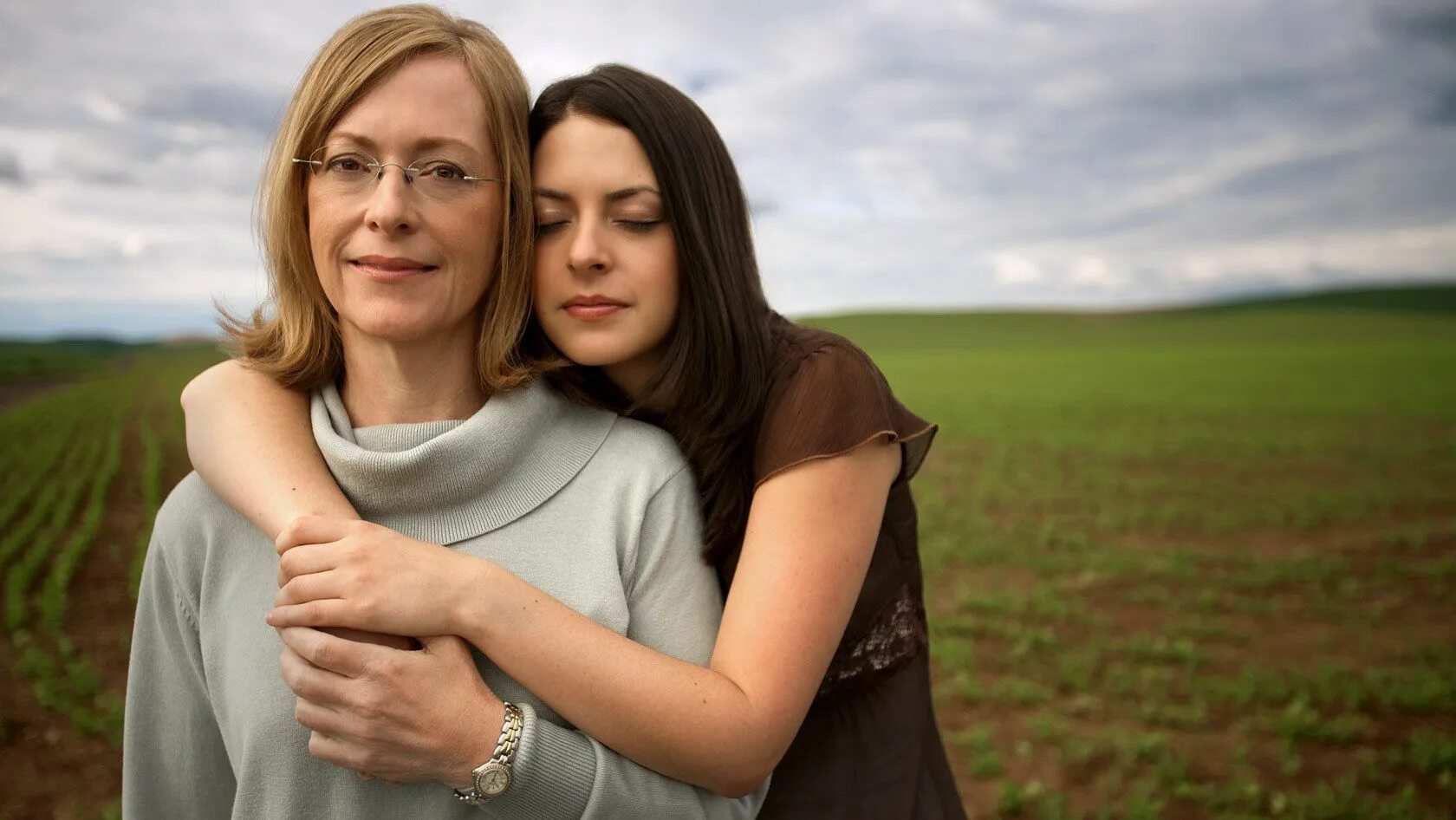 Mother daughter. Мать властная картинки. Властная мама картинки. Властная мать фото.