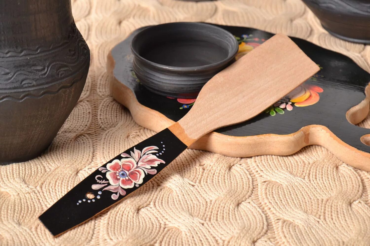 Роспись деревянной лопатки. Расписные кухонные лопатки. расписная лопатка деревянная. лопатка деревянная с росписью. роспись на лопатки кухонные деревянные.