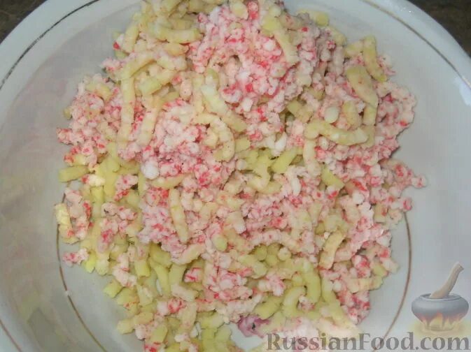 Картошка с крабовыми палочками на сковороде. Картошка с крабовыми палочками. пюре с крабовым салатом. пюре из крабовых палочек. крабовые палочки через мясорубку.