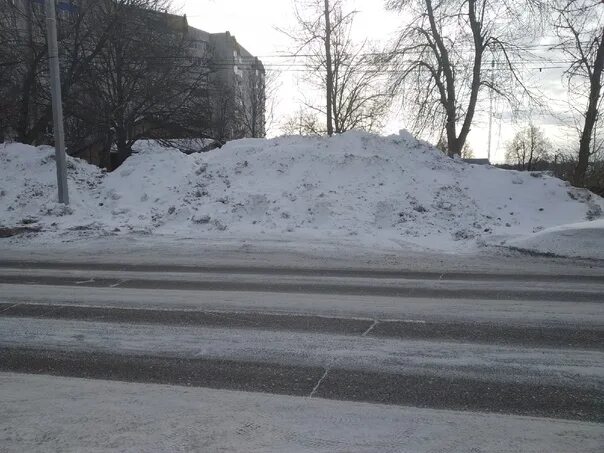 Почему без снега. Кучи снега Уфа. Большая куча снега. Снега навалило в Воркуте. Снежные кучи Тверской район.