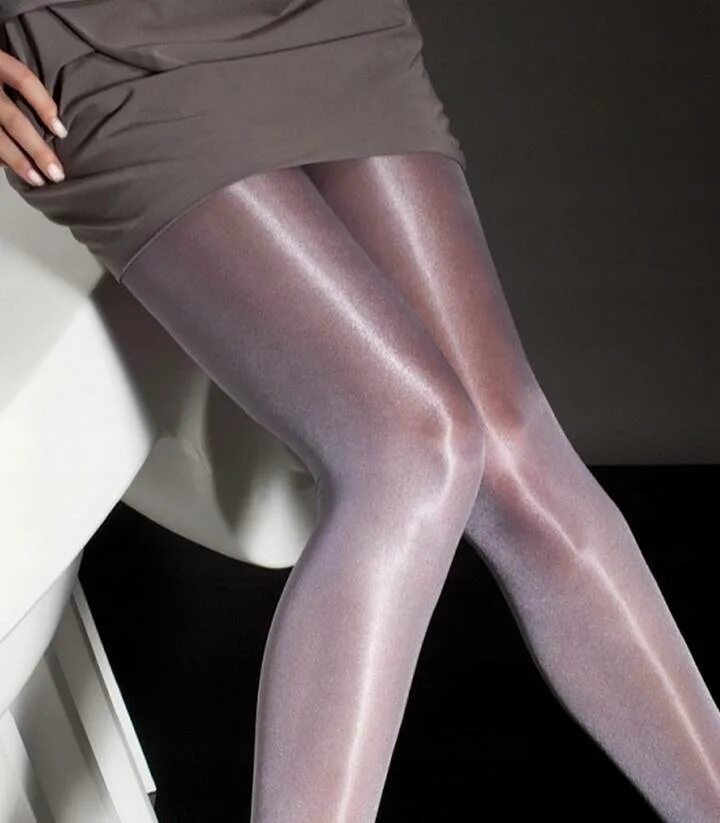 Колготки с блеском. Фотосессия в колготках. Девушка в блестящих. Телесные колготки с блеском. Колготки блестящие юбка.