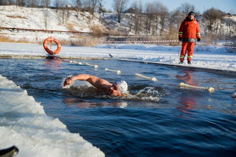 Люди купаются зимою. Моржевание. Моржи закаливание. Моржевание закаливание. Любитель зимнего плавания.