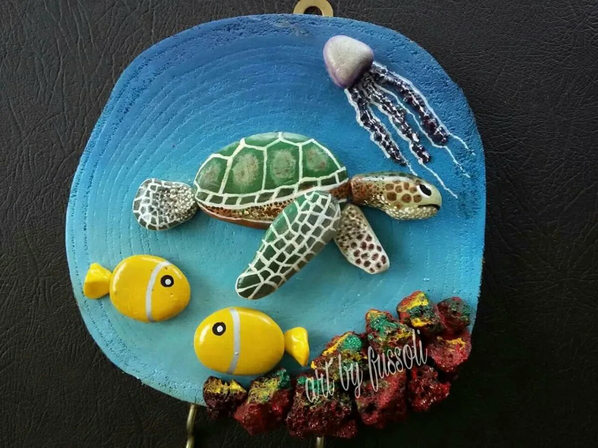 Поделки из морских камней. Рыбки из камешков. рыбки из камушков. рыбка из гальки. поделки из гальки рыбки.