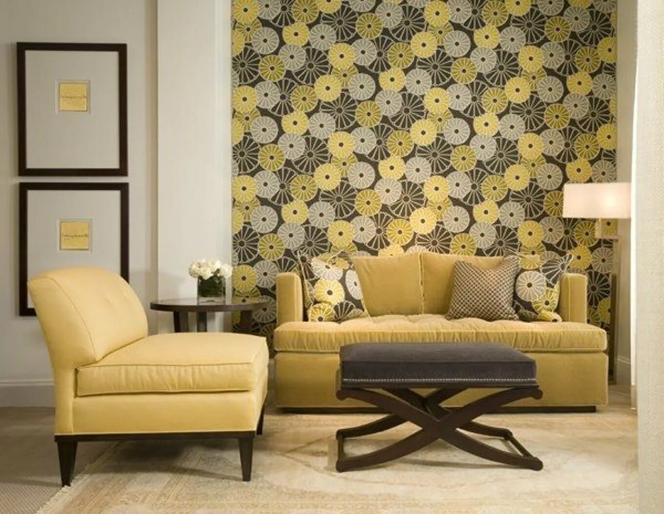 Желтый интерьер. Гостиная с желтым диваном. Комбинированные обои для гостиной. Желтый диван в интерьере. Горчичные обои