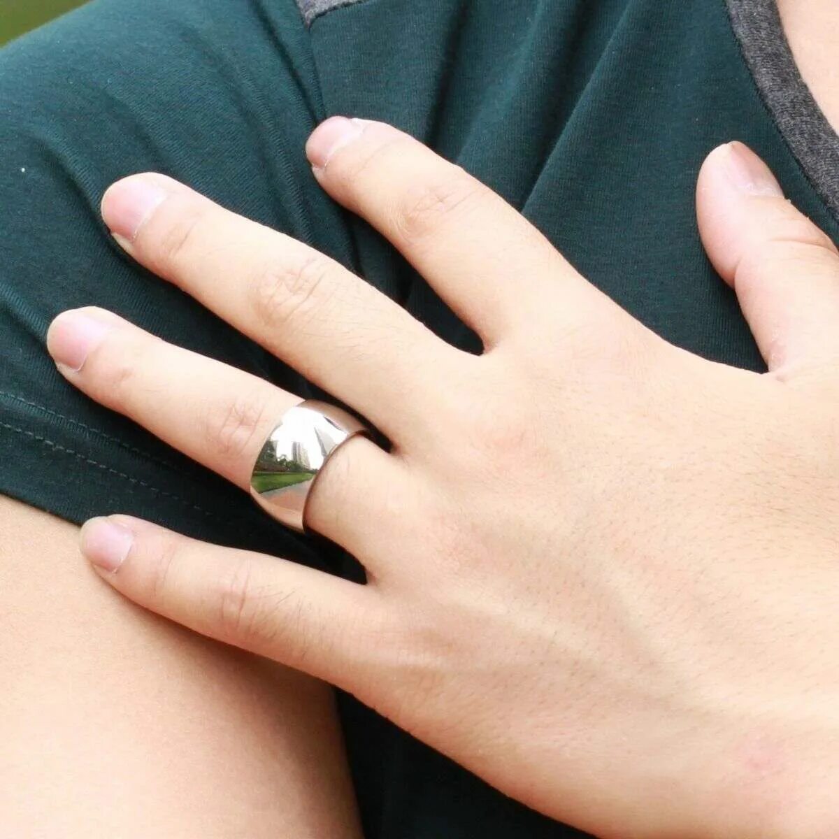 значерп6е колец на пальцах. значение кольцевна пальцах. обозначение ношения колец на пальцах. кольцо на безымянном пальце левой руки. на каком пальце носитькольц.