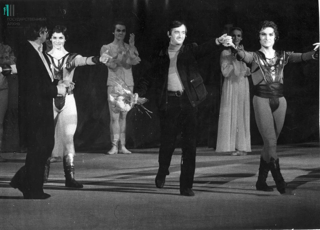 Балетмейстер род. Ратманский лебединое озеро. Ксандер париш балет. Балетмейстер род. Балетмейстер мариинского.