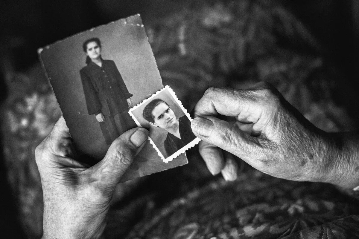 Когда я изредка перебираю старые альбомы. Старые фотографии держит в руках. старый фотоальбом в руках. старый фотоснимок в руках. фотокарточка в руке.