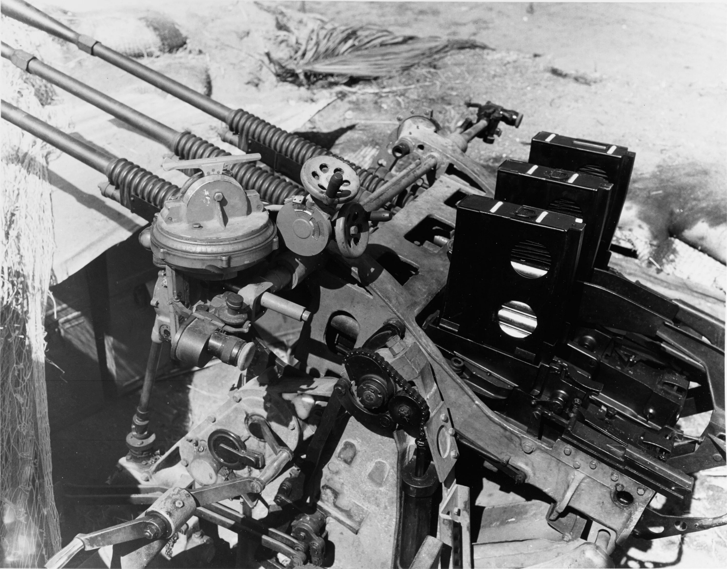 Только японские зенитные пушки все время. 25-Мм зенитный автомат Тип 96. Зенитный автомат 25мм м110. 25мм зенитные автоматы Японии. 25-Мм зенитная пушка Hotchkiss mle 1938.