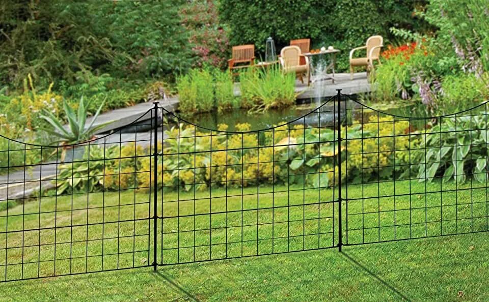 Заборы для дачи. Декорирование забора на даче рейками. Garden fence. Забор для огорода. Ограждение огорода сеткой.