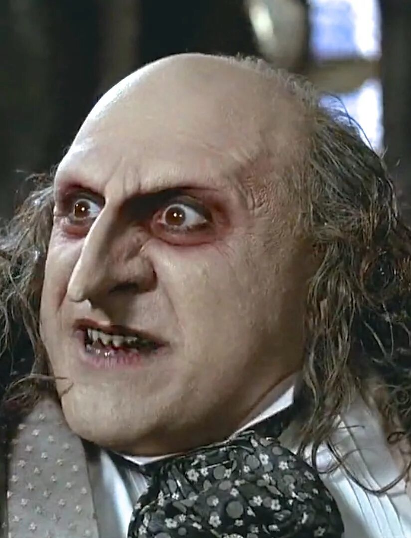 Пингвин dc comics дэнни девито. Освальд кобблпот дэнни девито. Человек пингвин дэнни девито. Человек пингвин из бэтмена. Пингвин из бэтмена 1995.