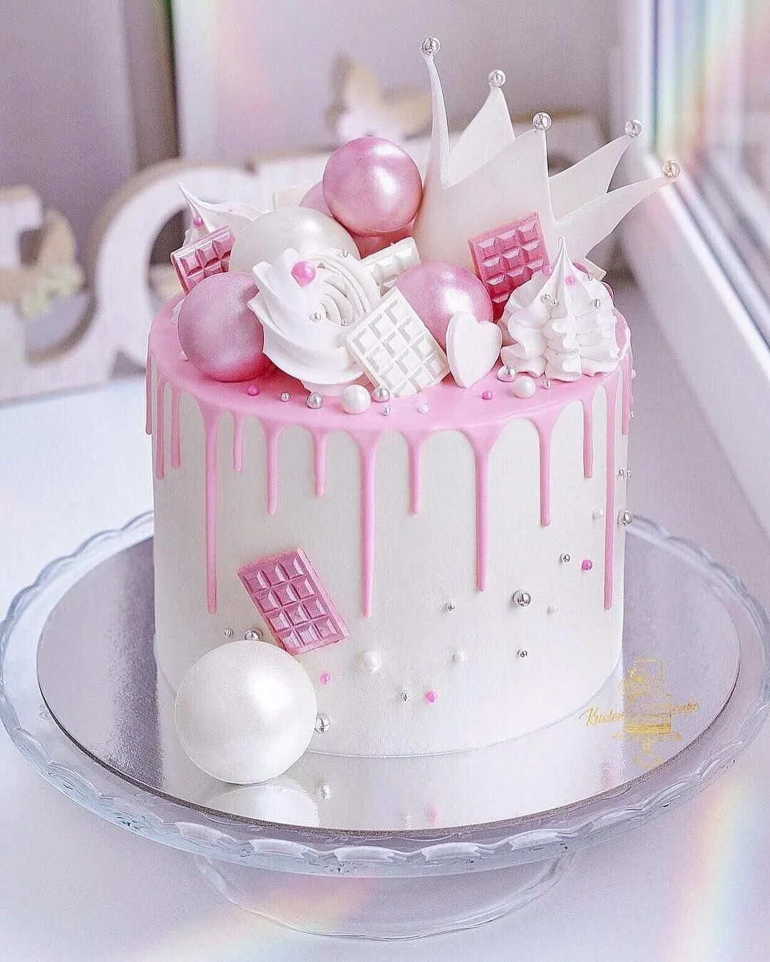 Красивый торт на рождения девочки. Декор торта для девочки. Торт девочка. Розовый торт для девочки. Нежный тортик для девочки.