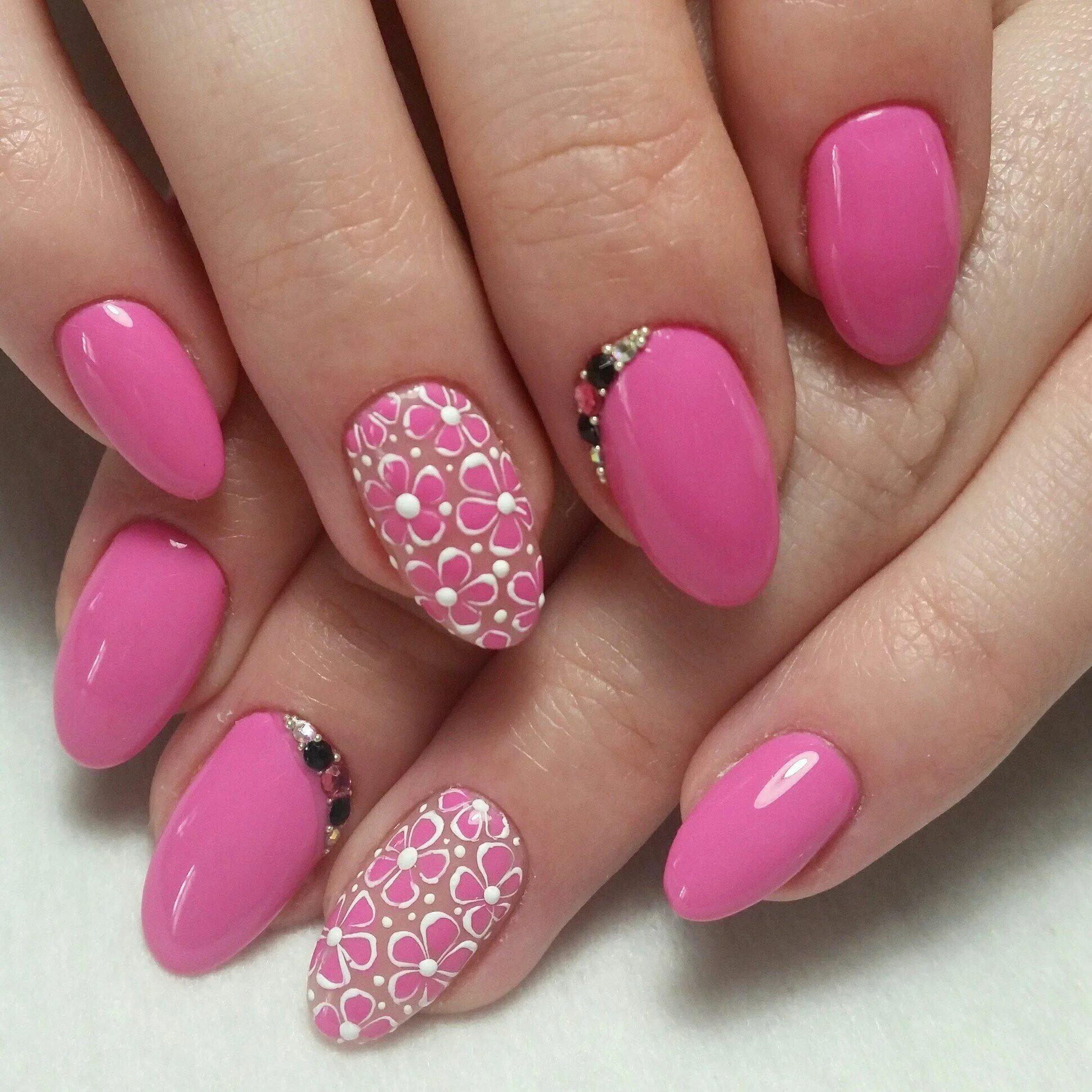 Розовые ногти. Розовые ногти с цветочками. Яркий розовый маникюр на короткие ногти. Розово малиновый маникюр. Новинки розового маникюра