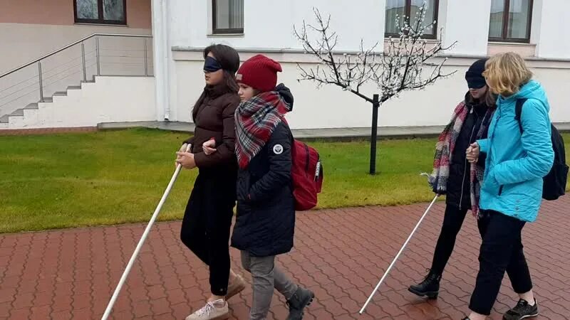 Человек с белой тростью. Инвалиды по зрению. Познавательная программа "белая трость" для детей в дк. Трость для слепых. Белая трость.