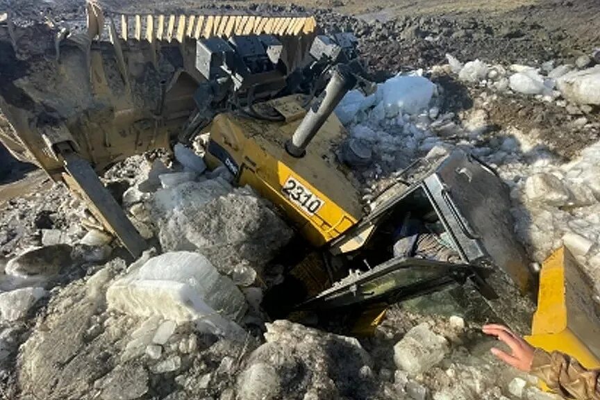 Трагедия в амурской области на руднике. Бульдозер прииск. Водитель бульдозера. Бульдозерист утонул.