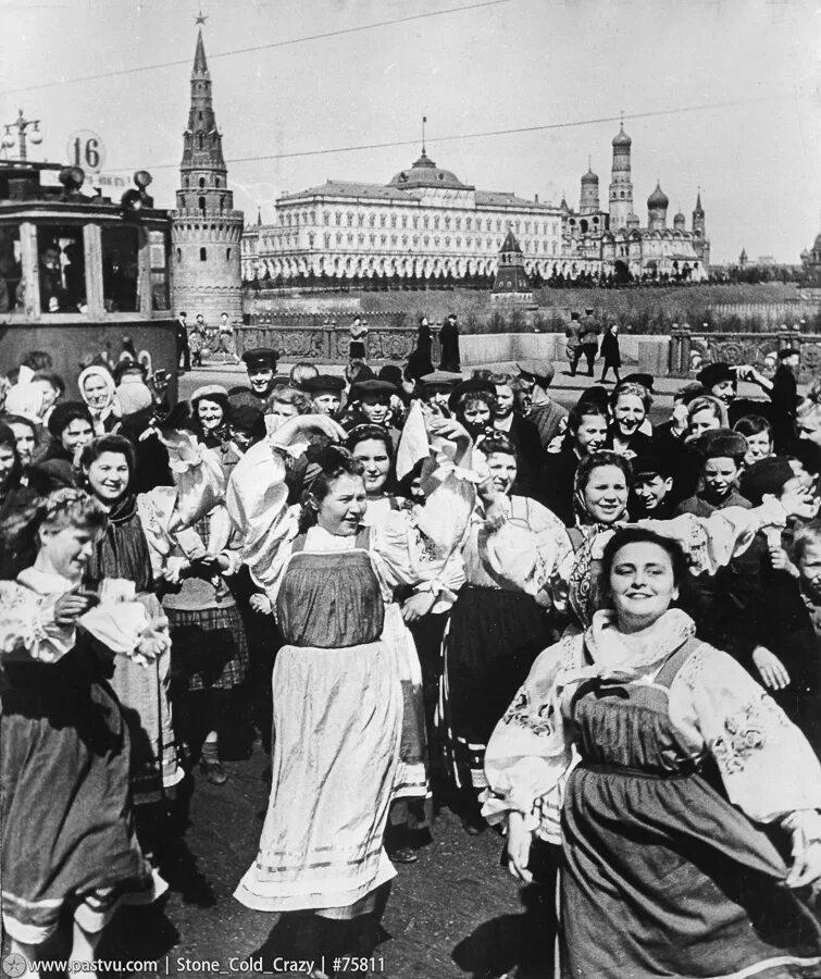 Празднование дня победы 1945. Москва 9 мая 1945. Народ в Москве 1945. Победа 9 мая 1945. Ликование Победы 1945.