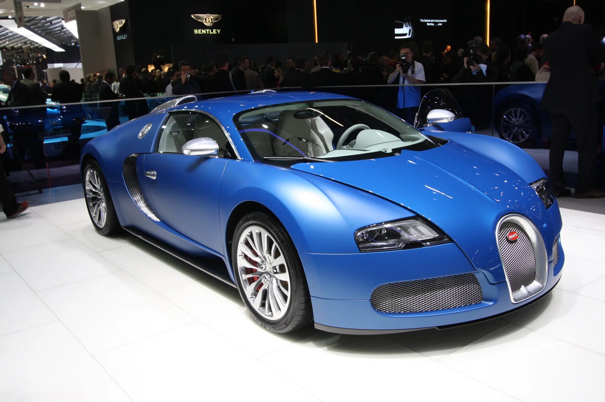 Bugatti чья. Bugatti Veyron bleu centenaire. Бугатти Вейрон 1945. Bugatti 1996. Бугатти хэтчбек.