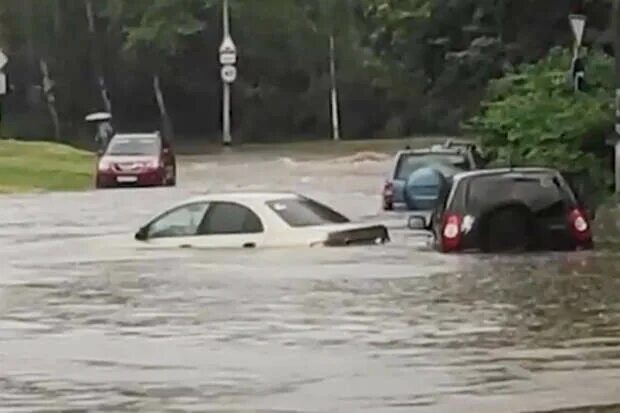 Ливень в Нижнем Новгороде 18 июля. Машина плывет. Машина уплыла. Потоп в Нижнем Новгороде вчера.