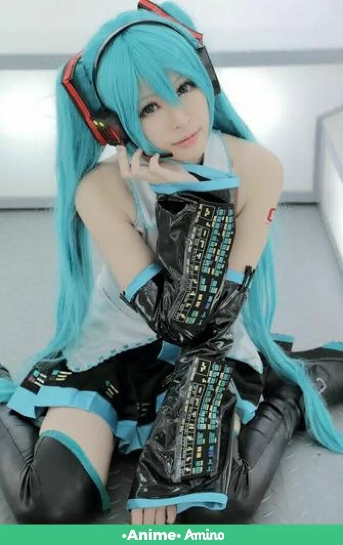 Hatsune miku cosplay. Косплеер Мику. Hatsune Miku косплей. Хатсуне Мику косплей.