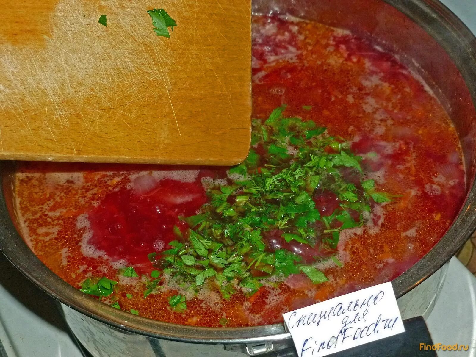 Борщ золотистый. В борщ можно добавить лимон. В борщ можно добавить лимон. Добавляют в борщ лимон. Борщ в кастрюле.