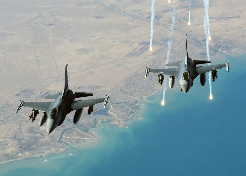 Военно воздушная операция. F16 Jet. Самолеты НАТО f16. Военные самолеты США. Истребитель в воздухе.