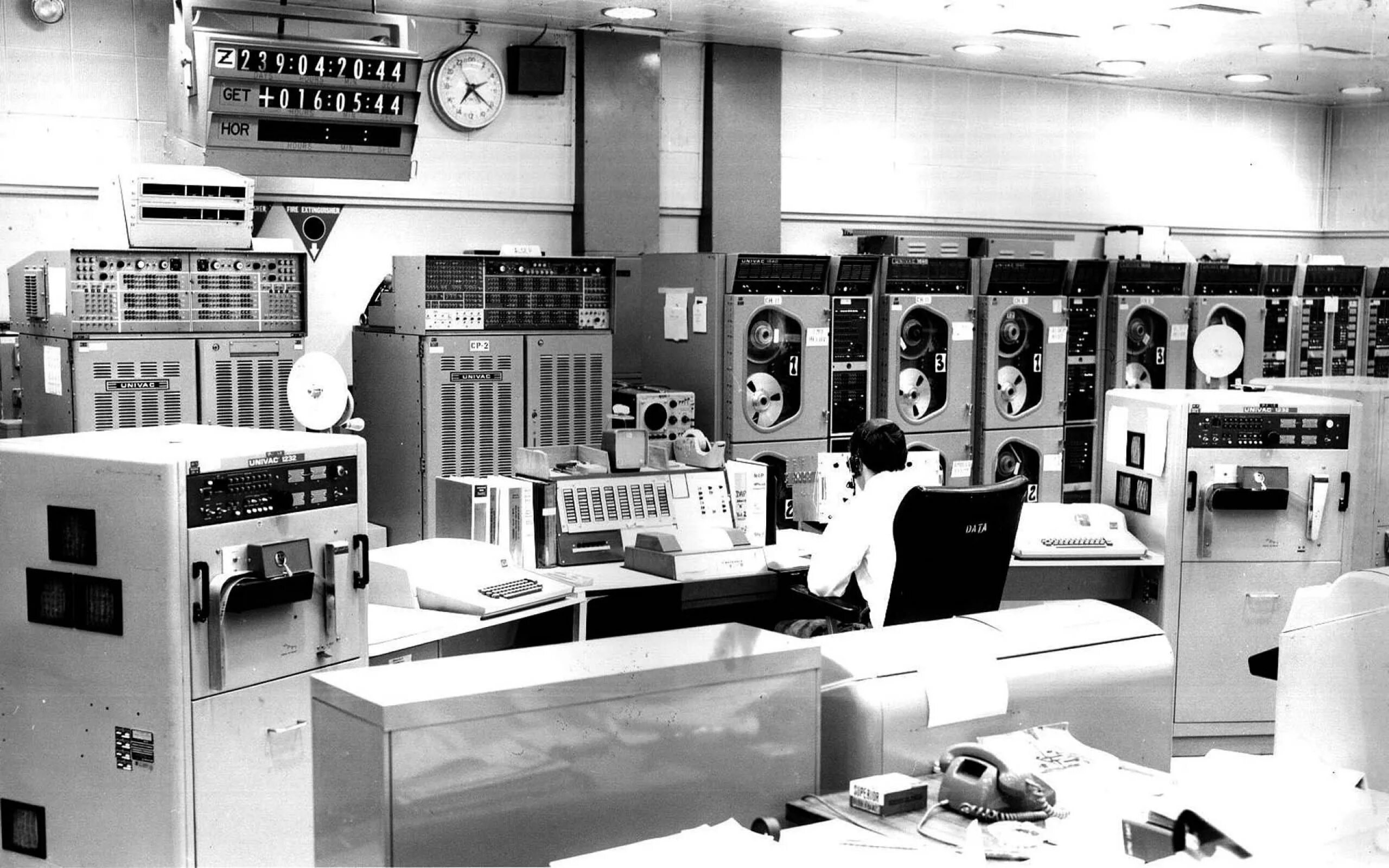 Техника 1 поколения. 1 Поколение ЭВМ UNIVAC. Поколение ЭВМ 1 поколение. UNIVAC ЭВМ 2 поколения. UNIVAC ЭВМ 1951.