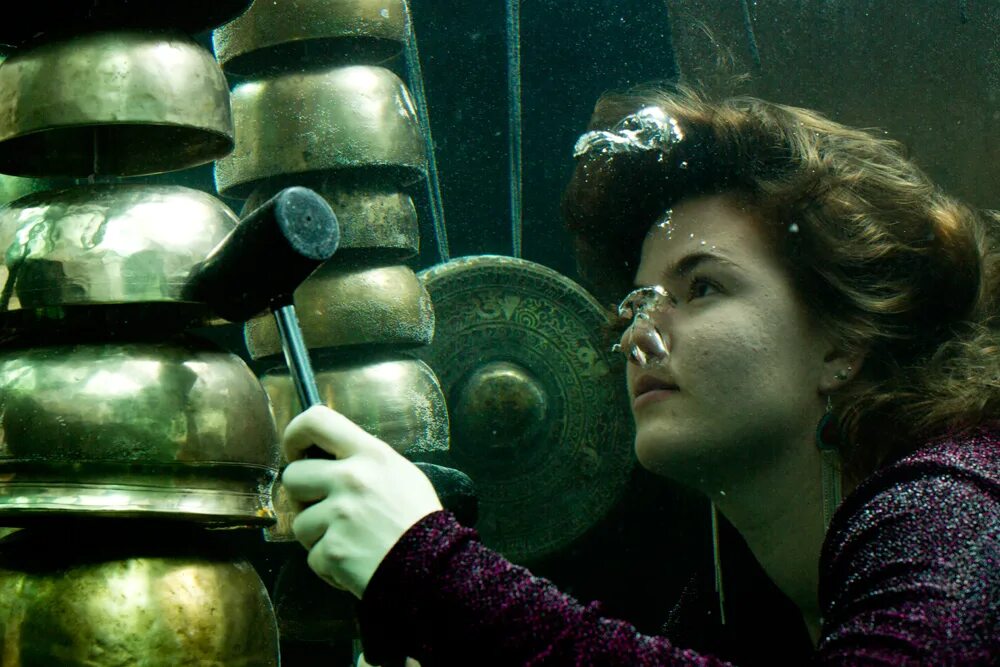 Пение воды. Aquasonic группа. Музыкальные инструменты под водой. Подводный оркестр. Музыкант под водой.