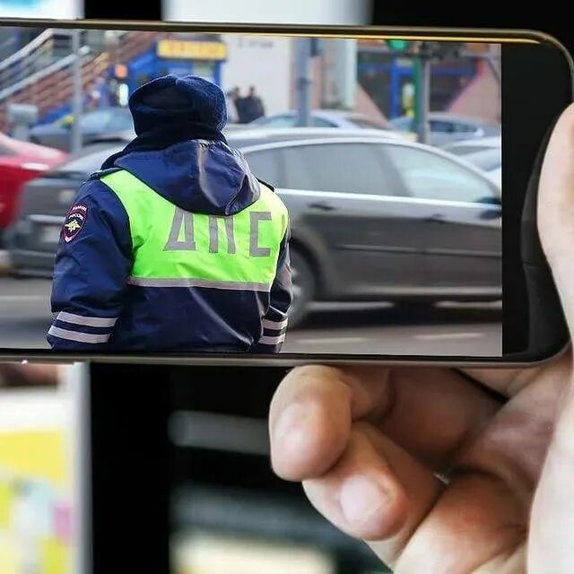 Удостоверение сотрудника мвд. Как выглядит удостоверение полицейского. Можно ли полицейским хранить деньги в удостоверении. Можно ли полицейским хранить деньги в удостоверении. Удостоверение сотрудника полиции рф.