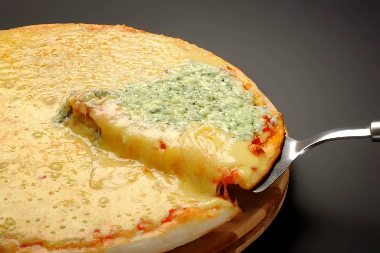 Сырная пицца. Пицца сырная. Пицца 4 сыра. Пицца с сыром. Пицца с творожным сыром.