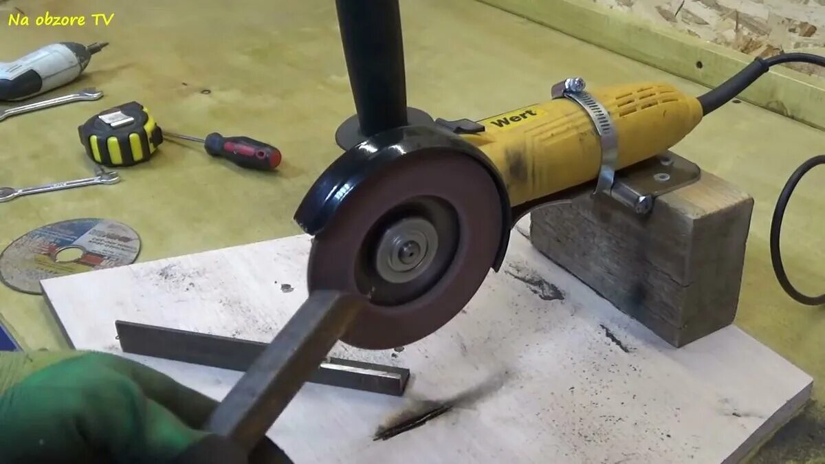 Стойка для болгарки angle grinder stand. Отрезной из болгарки своими руками видео. Станина для болгарки 230. Отрезной из болгарки своими руками видео. Отрезной станок из болгарки интерскол.