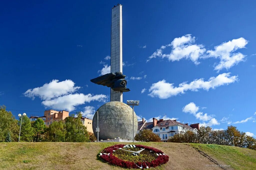 Какие памятники есть в калуге. Калуга памятник 600-летия Калуги. Памятник 600-летию Калуги Циолковского. Монумент в Калуге. Калуга памятники космонавтики.