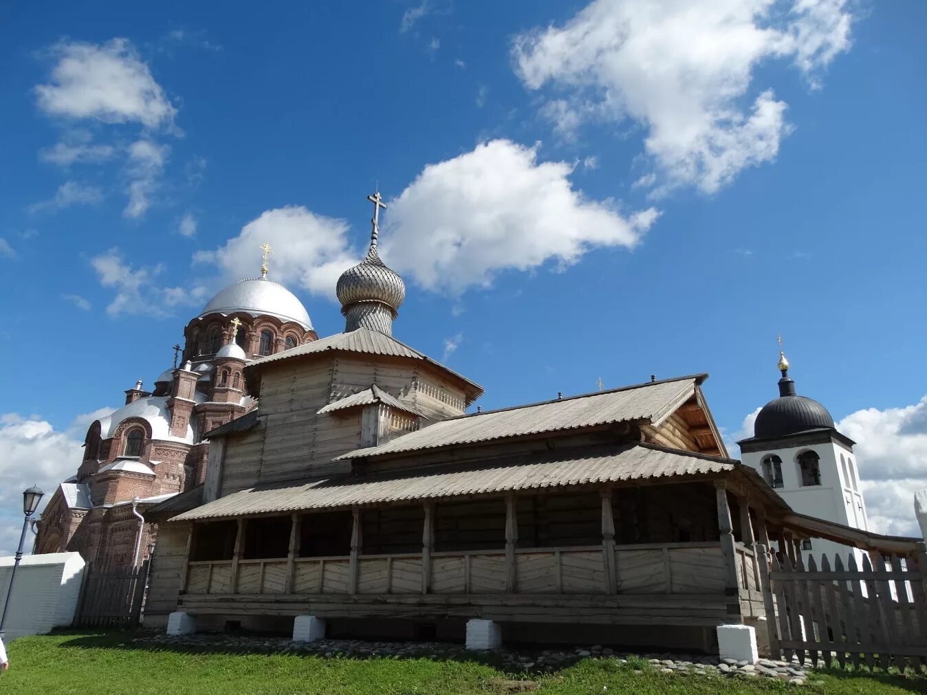 Остров свияжск экскурсии. Свияжск остров-град. Остров-град Свияжск в Казани. Музей остров град Свияжск. Свияжск остров-град достопримечательности.