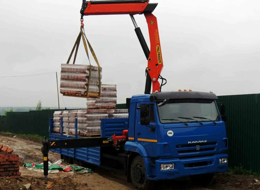 Транспортная компания cargo transport logistics. Вывоз строительного мусора. Везем строим. Леха керамзит курск. Манипулятор бкм 460.