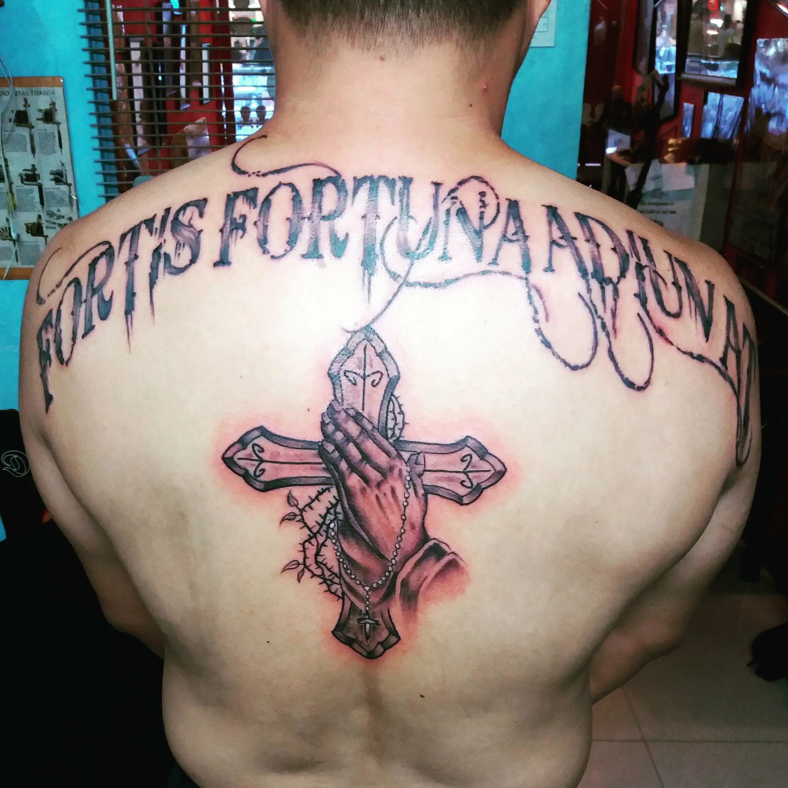 татуировка джона на спине. Fortes fortuna adjuvat джон уик. джон уик татуировка на спине. киану ривз джон уик 2 тату на спине. татуировка джона на спине.