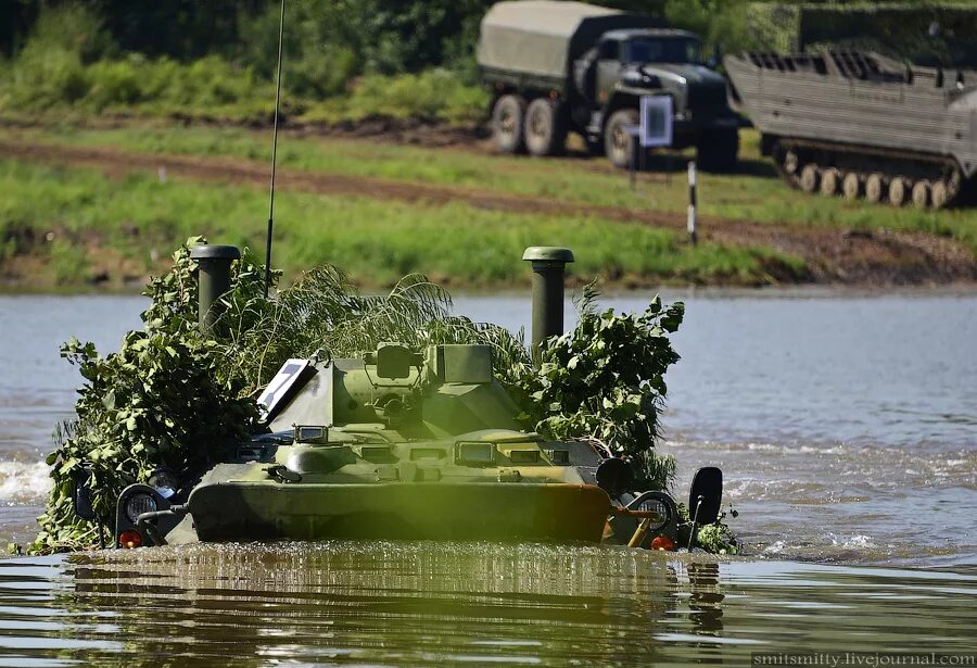 Танки препятствия. Военная техника для преодоления водных преград. Форсирование водных преград. Преодоление водных преград. Преодоление танком водной преграды.