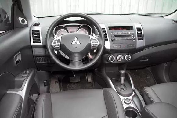 Торпеда аутлендер. Mitsubishi Outlander XL 2010 салон. Mitsubishi Outlander XL салон. Mitsubishi Outlander 2008 Торпедо. Mitsubishi Outlander XL торпеда.