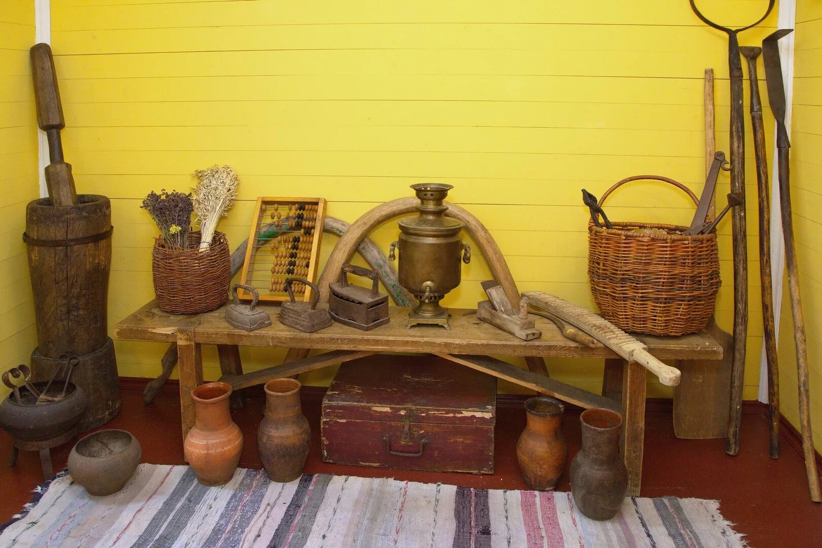 что бывает старинным. натюрморт из старинных вещей.