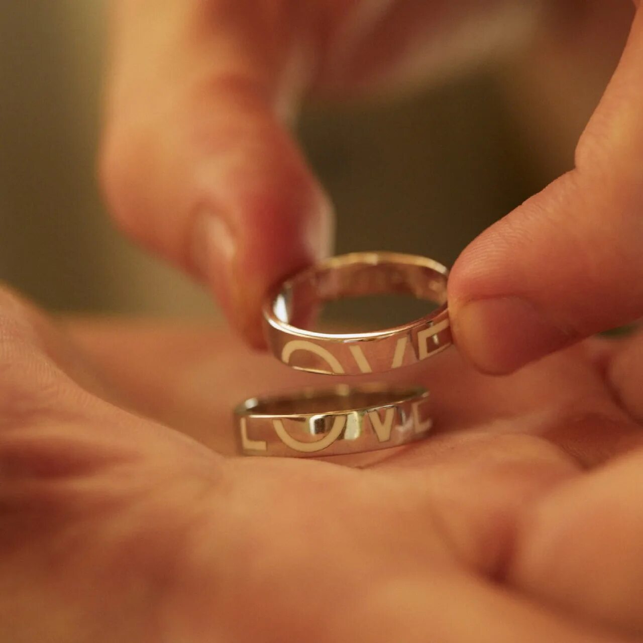 Бронзовое кольцо любовь. Кольцо для любимой. Кольцо любви. Кольцо AVGVST. Кольцо для любимой женщины.