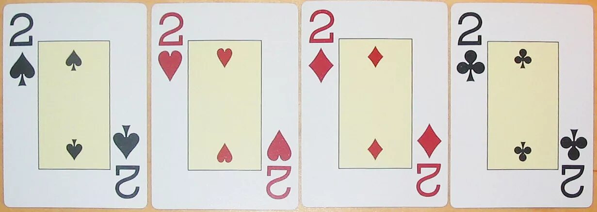 Младшая карта в игре. Игральная карта двойка. Игральные карты четыре двойки. Игральная карта 3. Червовая двойка.