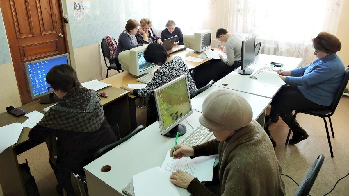 Школа компьютерной грамотности для пожилых людей. Занятия старшее поколение. Граждане пожилого возраста. Человек в современном мире. Пожилые люди и компьютер.
