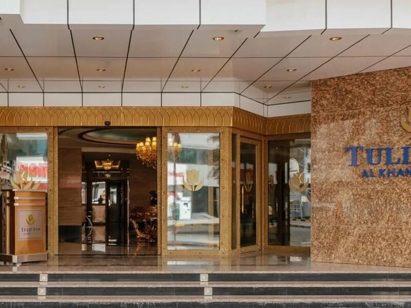 Crystal Plaza al Majaz Hotel 4. Отель Кристалл Плаза 2 в Шардже. Crystal Plaza al Majaz Hotel пляж. Завтрак в отеле Tulip Inn al Khan.