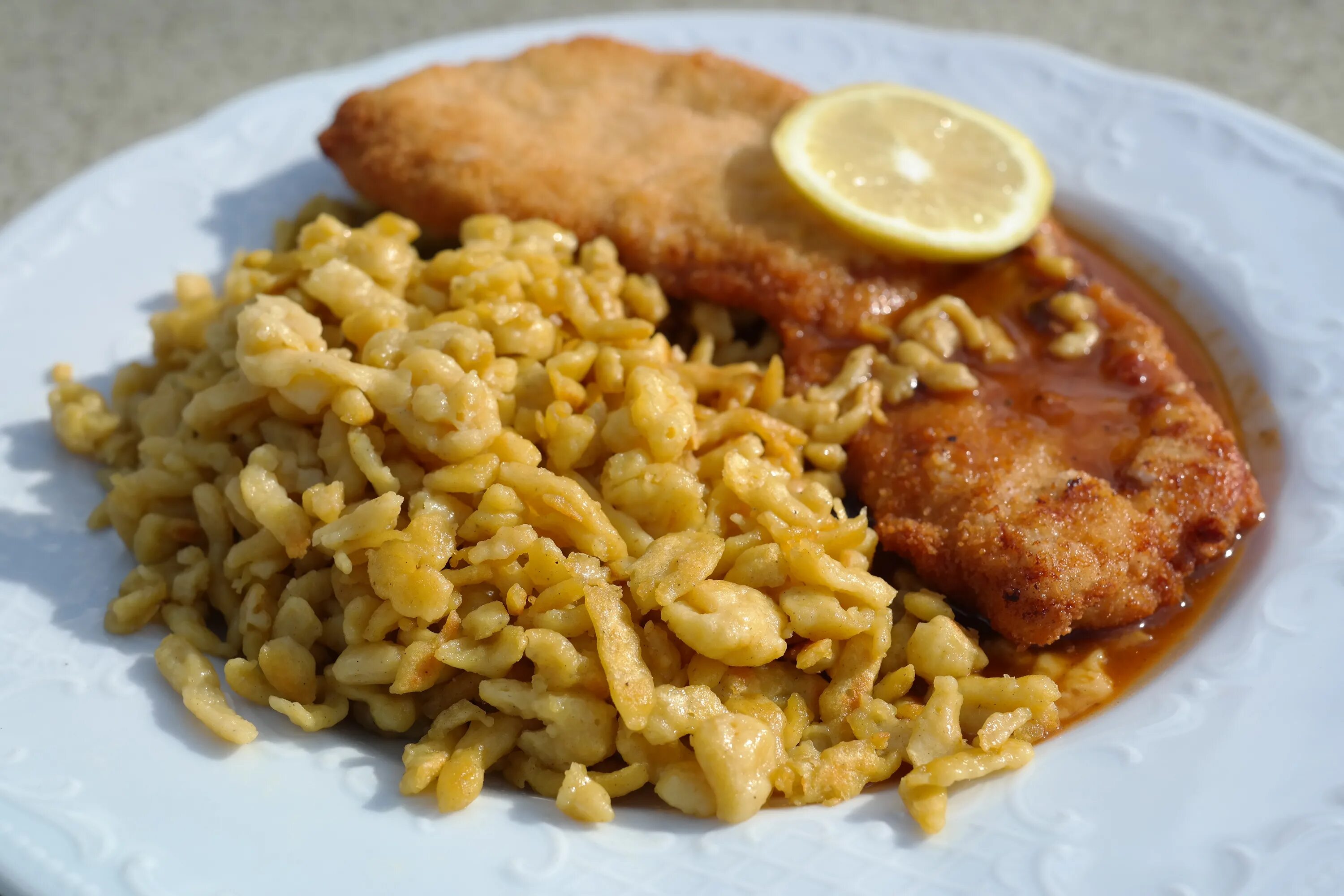 Таку блюдо. Готовый завтрак шницель с картошкой. Heart Shaped Chicken Schnitzel.