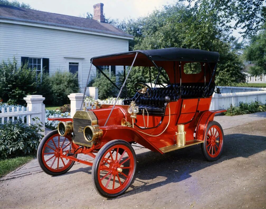 Первый автомобиль на бензине. Ford model t. Ford model t 1909. Первая машина.