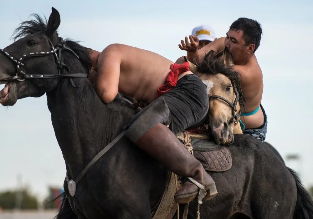 Был сильный жар. Аударыспак. Борьба на конях в Казахстане. Аударыспак (перевертыши).