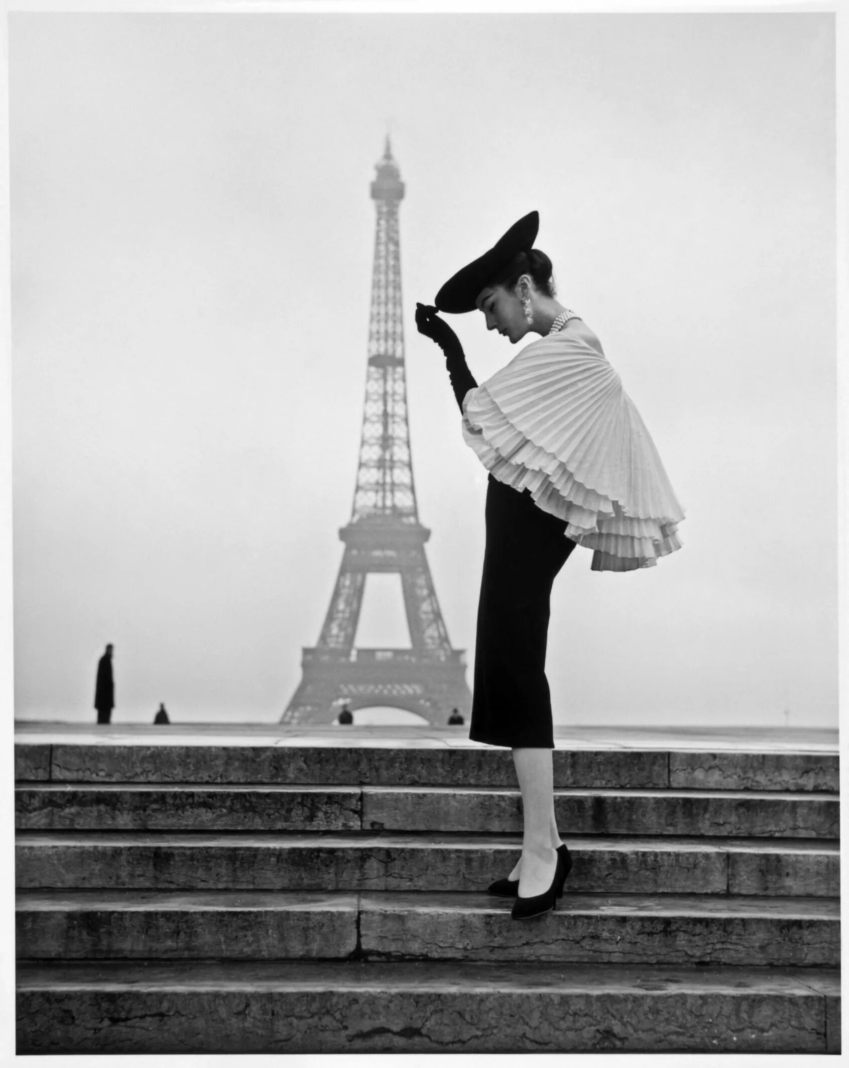 Одри Хепберн Эйфелева башня. Одри Хепберн в Париже. Одри Хепберн диор. Кристиан диор и Одри Хепберн.