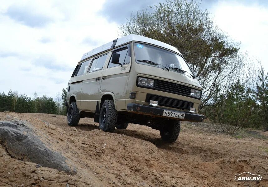 Купить микроавтобус полный привод. VW t3 полный привод. Транспортер т3 полный привод. Фольксваген синхро полноприводный. Syncro 1993.