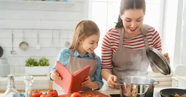 Дочки дают отцам на кухне после приготовления пищи