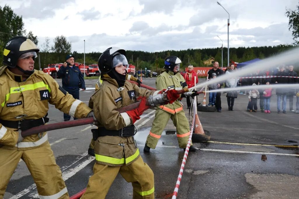 Пожарной охраны занятие. Пожарное подразделение. Пожарная команда. Военные пожарные. Тушение пожара пожарными.