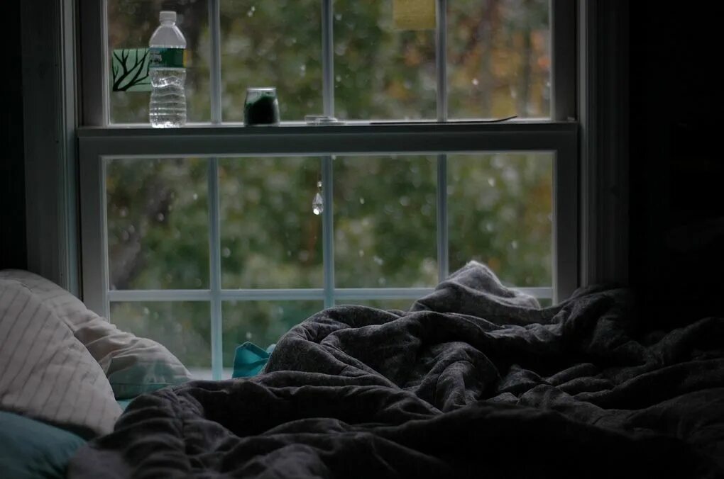 Окно с подоконником. Уютная кровать около окна. Дождь за окном. Подоконник ночью. Bed rain