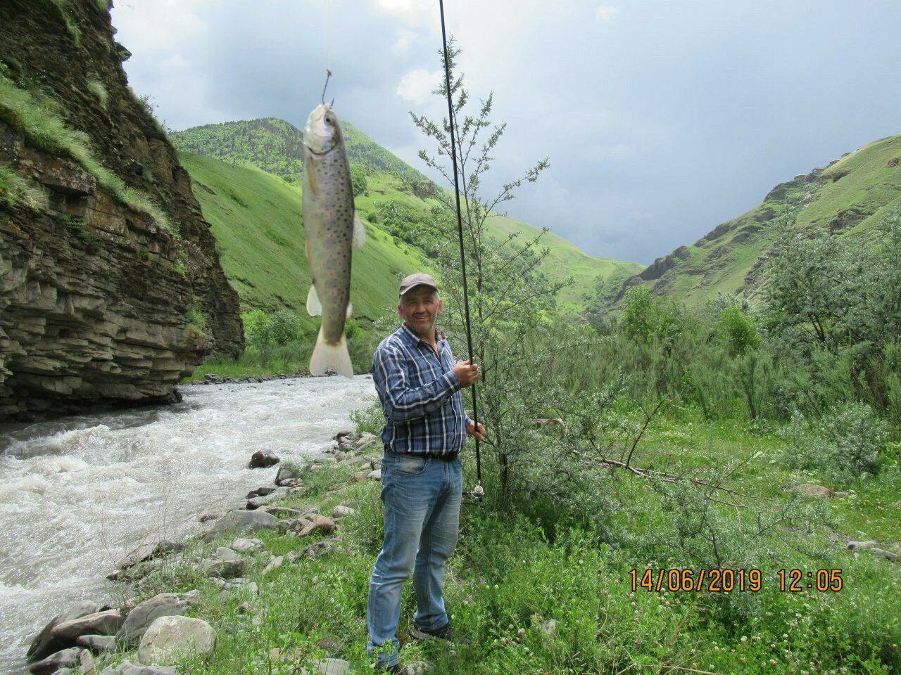 Река Самур рыбалка. Рыбалка на реке Самур Дагестан. Рыба в реке Самур. Рыбалка в горах Дагестана.