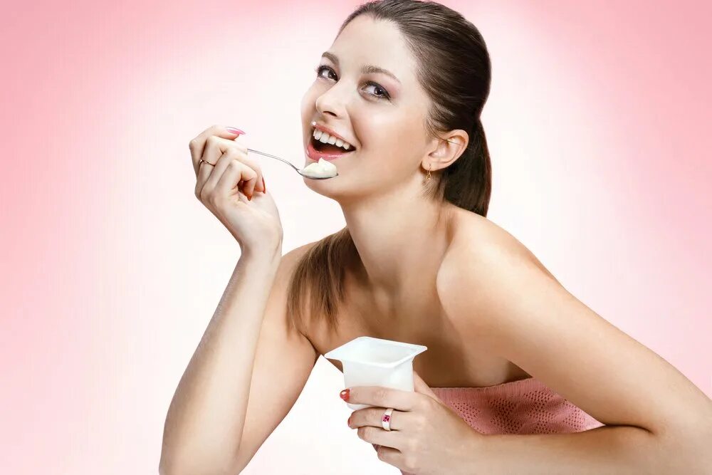 Девушка ест йогурт. Йогурт на губах. Девушка держит йогурт. Девушка в йогурте. Charming woman